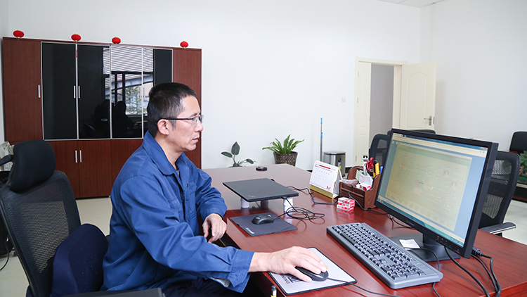 肖云通過在線檢測系統(tǒng)，分析選礦生產數據.JPG