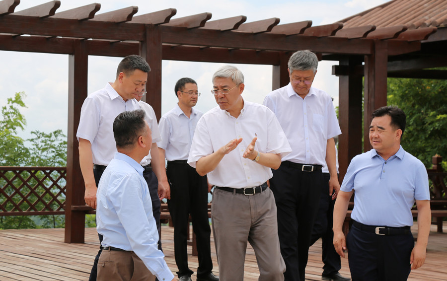 7-2021年7月，中共中央委員、時任甘肅省委書記尹弘蒞臨金徽股份調(diào)研指導防災減災和綠色礦山建設情況。.jpg