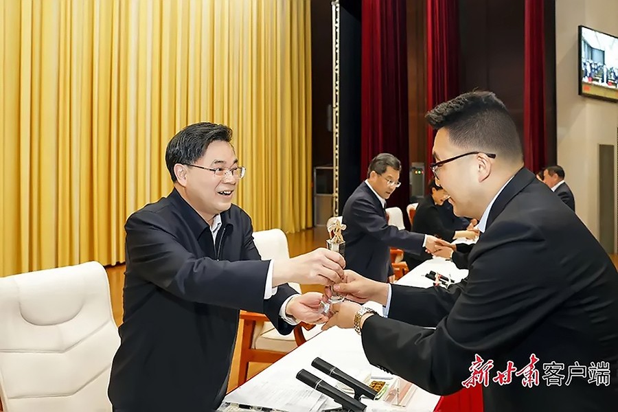 2-2023年5月，省委書記、省人大常委會主任胡昌升為金徽礦業(yè)旅游景區(qū)授“全省文化旅游發(fā)展突出貢獻集體獎”。.jpg