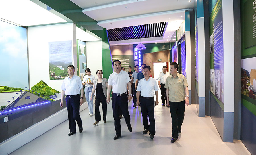 14-2021年6月，時任省委常委、省委統(tǒng)戰(zhàn)部部長馬廷禮蒞臨金徽股份調(diào)研。.jpg