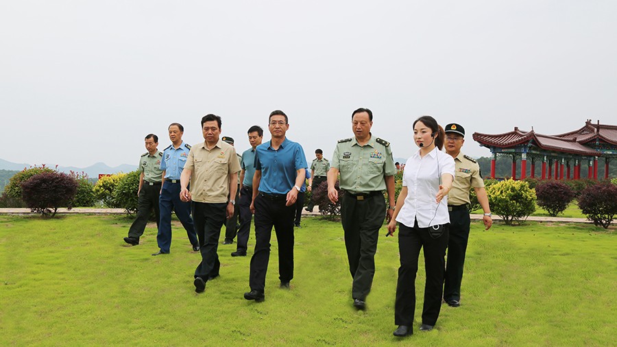 17-2020年7月，省委常委、省軍區(qū)司令員王文清蒞臨金徽股份調(diào)研企業(yè)編兵和綠色礦山建設工作是表示：金徽股份將民兵作為企業(yè)應急救援力量的一員，充分發(fā)揮了民兵作用，立起了在企業(yè)編兵的標桿。.jpg