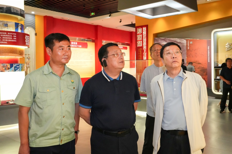 2024.06.23全國政協(xié)委員、 陜西省政協(xié)副主席、民建陜西省委會主委李忠民蒞臨金徽股份調(diào)研.jpg