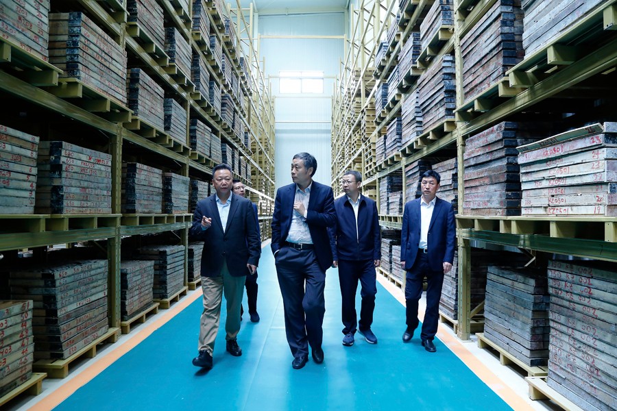 55-2019年4月，全國綠色礦山建設標準解讀與經(jīng)驗交流研討會——綠色礦業(yè)發(fā)展萬里行（隴南站）活動在金徽股份舉辦。中國礦業(yè)聯(lián)合會黨委書記、會長彭齊鳴出席主持會議，并就金徽股份的綠色礦山建設情況進行調(diào)研。.jpg