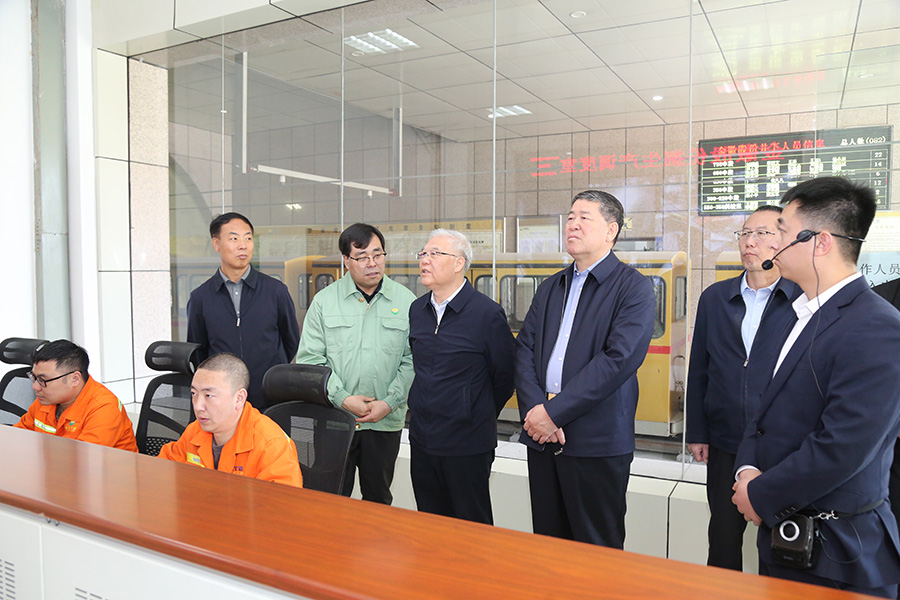 全國政協(xié)常委，省政協(xié)副主席，民進中央常委、甘肅省主委尚勛武調(diào)研金徽股份時強調(diào)，要加強科技創(chuàng)新與人才培養(yǎng)。-900.jpg