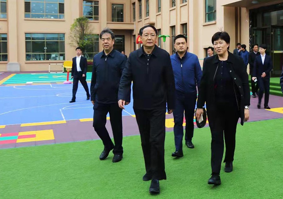 5.2018年4月，時任省政協(xié)主席、黨組書記歐陽堅蒞臨金徽企業(yè)視察-900.jpg